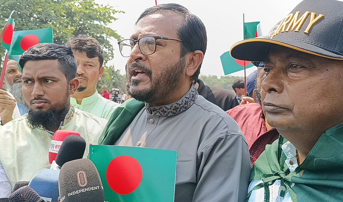 সাভারের জাতীয় স্মৃতিসৌধে শহীদদের প্রতি শ্রদ্ধা জানাতে এসে সাংবাদিকদের সঙ্গে কথা বলেন মজিবুর রহমান ভূঁইয়া মঞ্জু। বুধবার বেলা ১১টার দিকে