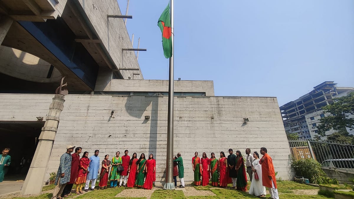 মুক্তিযুদ্ধ জাদুঘরে আজ বুধবার সকাল ১০টায় মুক্তিযুদ্ধের বীর শহীদদের স্মরণে জাতীয় পতাকা উত্তোলন করা হয়। আগারগাঁও, ঢাকা