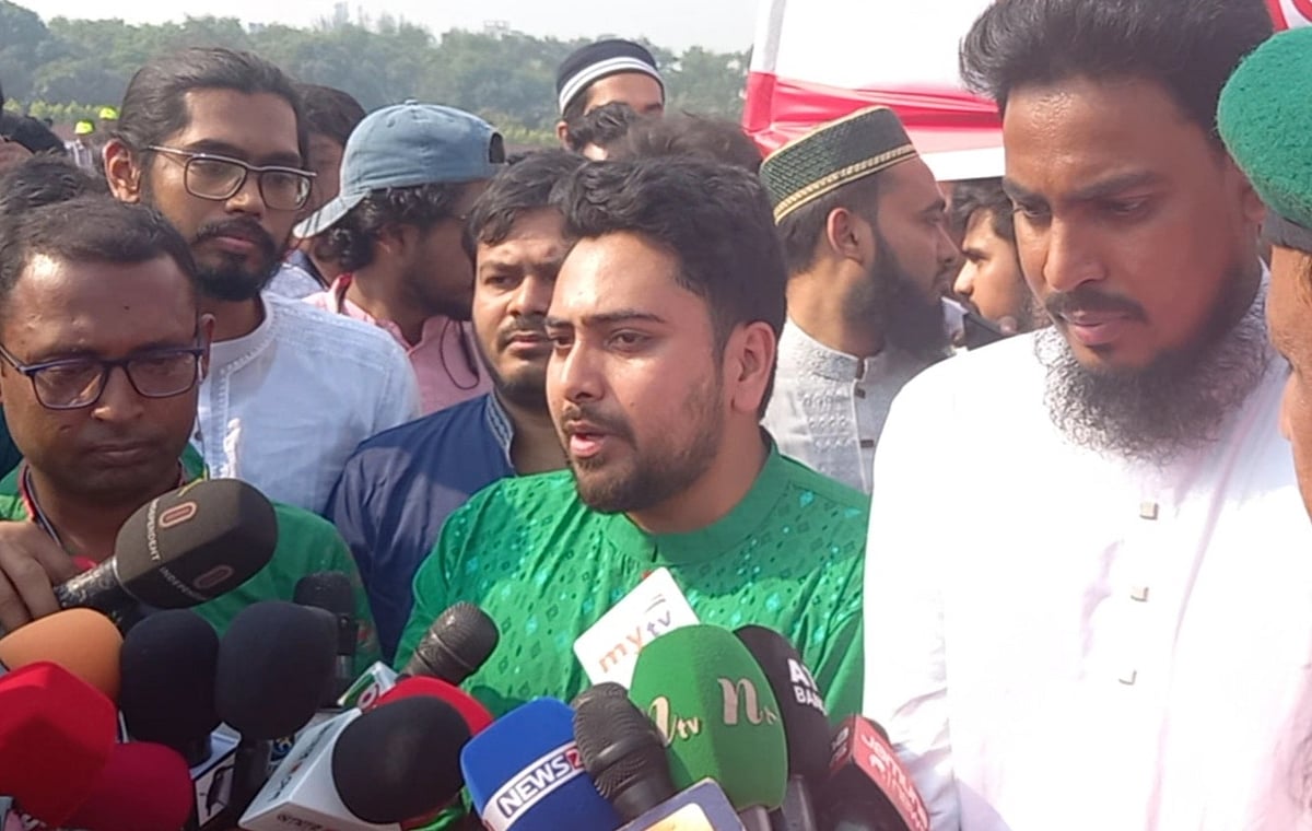 সাভারের জাতীয় স্মৃতিসৌধে আজ বুধবার ফুল দিয়ে শহীদদের প্রতি শ্রদ্ধা জানানোর পর সাংবাদিকদের সঙ্গে বিভিন্ন বিষয় নিয়ে আলাপ করেন এনসিপির আহ্বায়ক নাহিদ ইসলাম