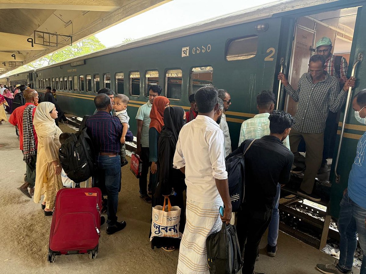 কমলাপুর থেকে আজ বুধবার ভোর থেকে বেলা ১১টা পর্যন্ত মোট ১৬টি ট্রেন ছেড়ে গেছে