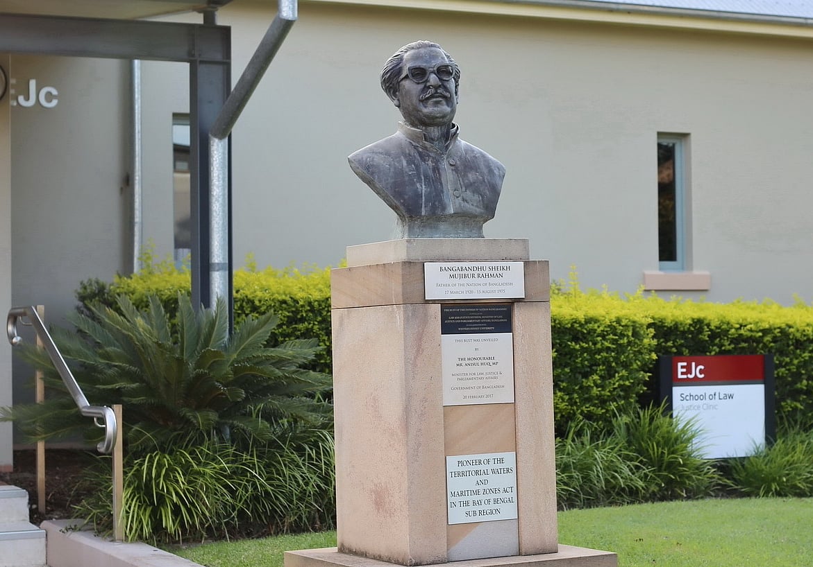 ওয়েস্টার্ন সিডনি বিশ্ববিদ্যালয় ক্যাম্পাসে বঙ্গবন্ধু শেখ মুজিবুর রহমানের আবক্ষ মূর্তি। এটি সরিয়ে নেওয়া হয়েছে