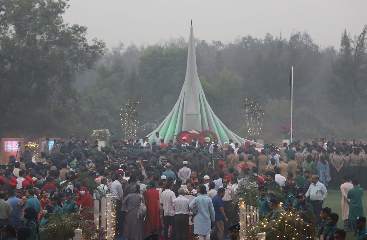 নগরের কাট্টলীতে অবস্থিত অস্থায়ী স্মৃতিসৌধে ফুলেল শ্রদ্ধা জানাতে মানুষের ভিড়। আজ সকালে