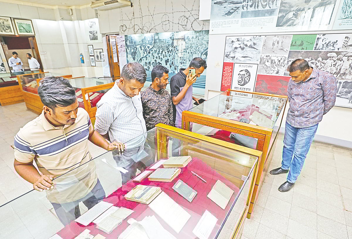 জাতীয় জাদুঘরে মুক্তিযুদ্ধ বিষয়ে নিদর্শন। সোমবার দুপুরে জাতীয় জাদুঘরে