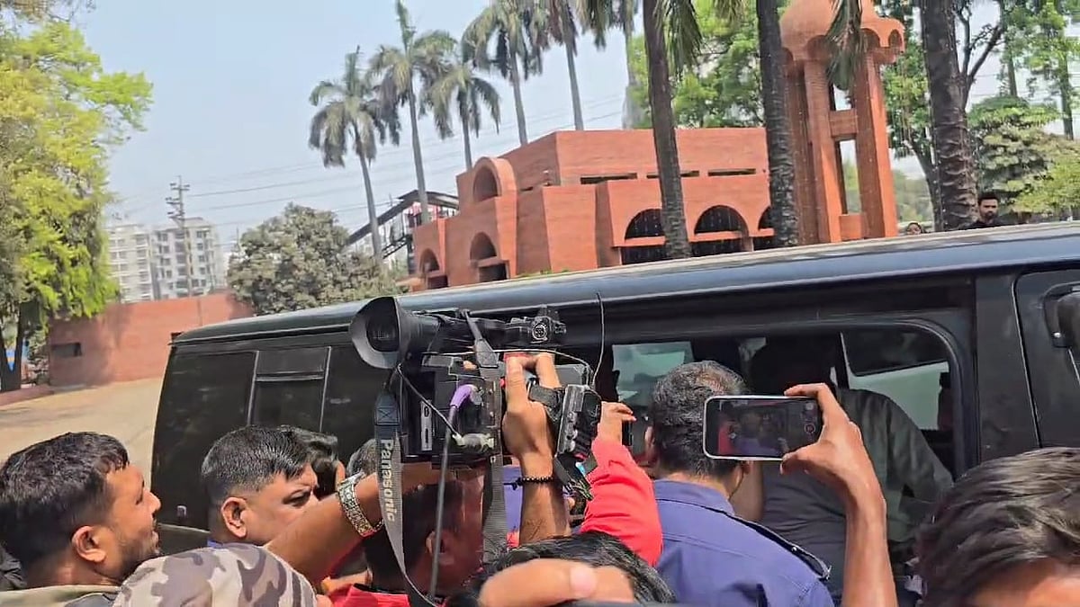 সাভারে স্মৃতিসৌধে এই কালো গাড়ি থেকে তিনজনকে আটক করেছে পুলিশ। আজ বুধবার