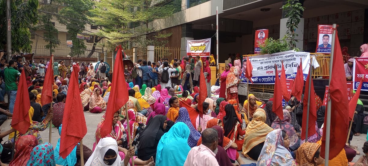 ঈদের আগে বকেয়া বেতন পরিশোধ ও বোনাসের দাবিতে গত ৫ দিন ধরে শ্রম ভবনের সামনে অবস্থান কর্মসূচি পালন করে যাচ্ছে এ্যাপারেল প্লাস ইকো লিমিটেড,স্টাইল ক্রাফট, টি এন্ড জেড এ্যাপারেলস লিমিটেডের ও এ্যাপারেল আর্ট লিমিটেড এই চারটি প্রতিষ্ঠানের শ্রমিকরা।