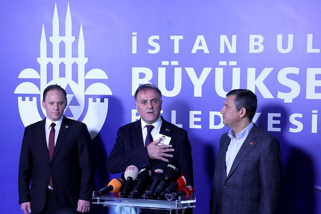 ইস্তাম্বুলের অন্তর্বর্তী মেয়র নুরি আসলান (মাঝে)। নির্বাচিত হওয়ার পর কথা বলছেন ইস্তাম্বুল পৌরসভা ভবনে, ২৬ মার্চ ২০২৫