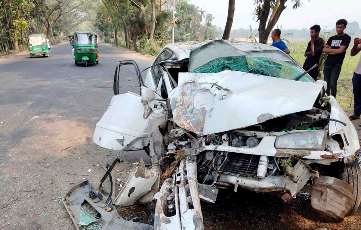 টোরের লালপুরে দুর্ঘটনায় গাড়িটি বিভিন্ন অংশ দুমড়েমুচড়ে যায়। আজ সকালে কদিমচিলান ইউনিয়নের গোধরা এলাকায়