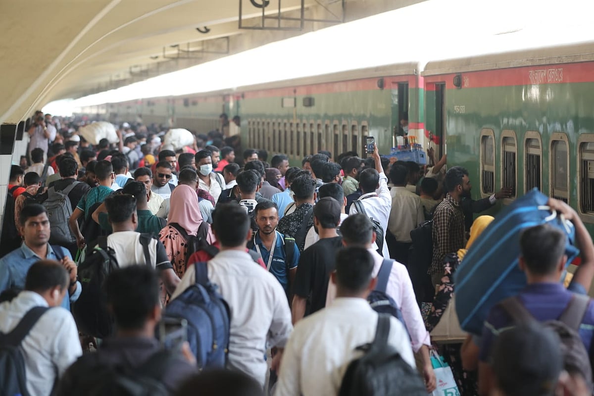 ঈদের আগে শেষ কর্মদিবসে অফিস-আদালতের ছুটির পর থেকেই কমলাপুর রেলস্টেশনে ভিড় বাড়তে শুরু করে
