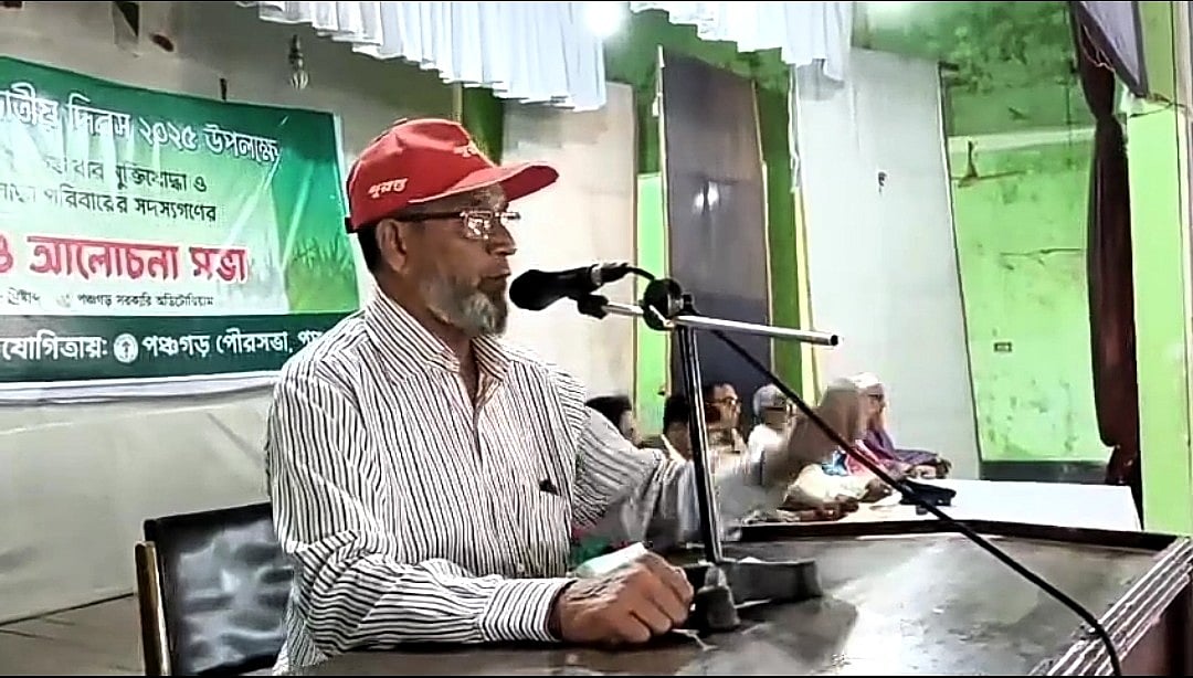 পঞ্চগড়ে মহান স্বাধীনতা ও জাতীয় দিবসের অনুষ্ঠানে বক্তব্য দিচ্ছেন বীর মুক্তিযোদ্ধা সায়খুল ইসলাম। গতকাল পঞ্চগড় সরকারি মিলনায়তনে