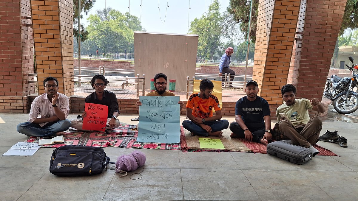রাজশাহী বিশ্ববিদ্যালয়ে আবাসিক হল খোলা রাখার দাবিতে কাঁথা-বালিশ নিয়ে প্রশাসন ভবনের সামনে অবস্থান নিয়েছেন শিক্ষার্থীরা। আজ বৃহস্পতিবার বেলা ১১টার দিকে