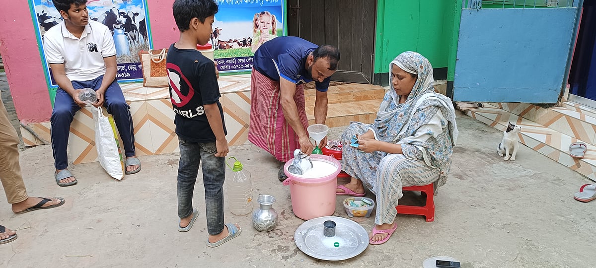 দুধ দুইয়ে খামারির বাড়িতেই বিক্রি করা হচ্ছে। বৃহস্পতিবার বিকেলে বেড়া পৌর এলাকার বনগ্রাম মহল্লার এক খামারির বাড়িতে