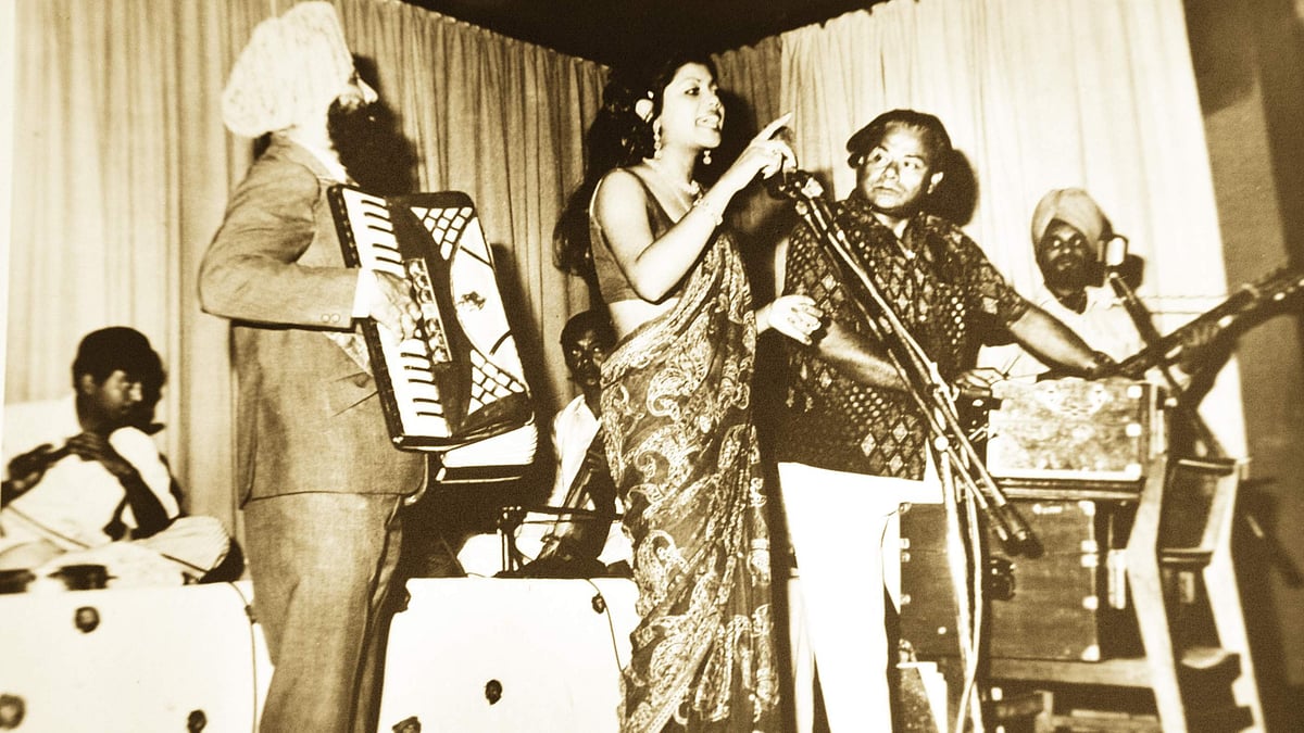 গান গাইছেন রুনা লায়লা