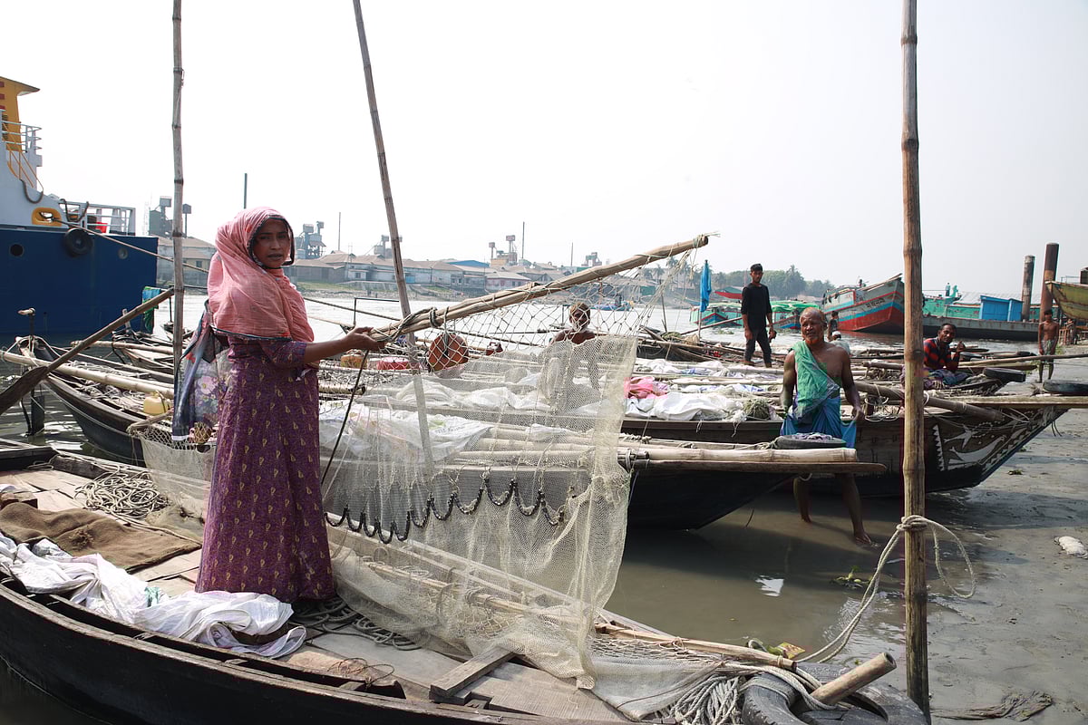 মৎস্যজীবী বা জেলে শব্দগুলো শুনলেই আমাদের কল্পনায় রোদে পোড়া কর্মঠ পুরুষের অবয়ব ভেসে উঠলেও প্রকৃত চিত্রে বিপুলসংখ্যক নারীও এই পেশায় সম্পৃক্ত