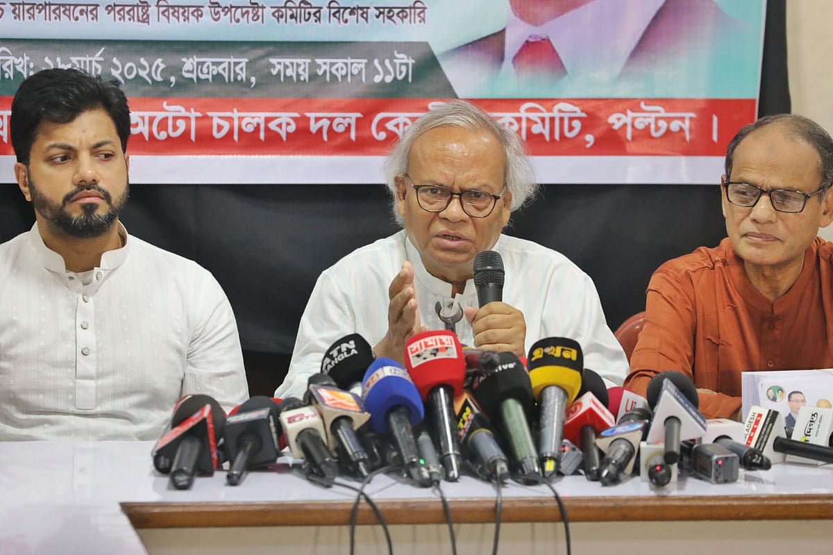 বিএনপির ভারপ্রাপ্ত চেয়ারম্যান তারেক রহমানের পক্ষ থেকে রিকশাভ্যান ও অটোচালকদের মধ্যে ঈদ উপহার দিতে আয়োজিত এক অনুষ্ঠানে বক্তব্য দেন দলের জ্যেষ্ঠ যুগ্ম মহাসচিব রুহুল কবির রিজভী