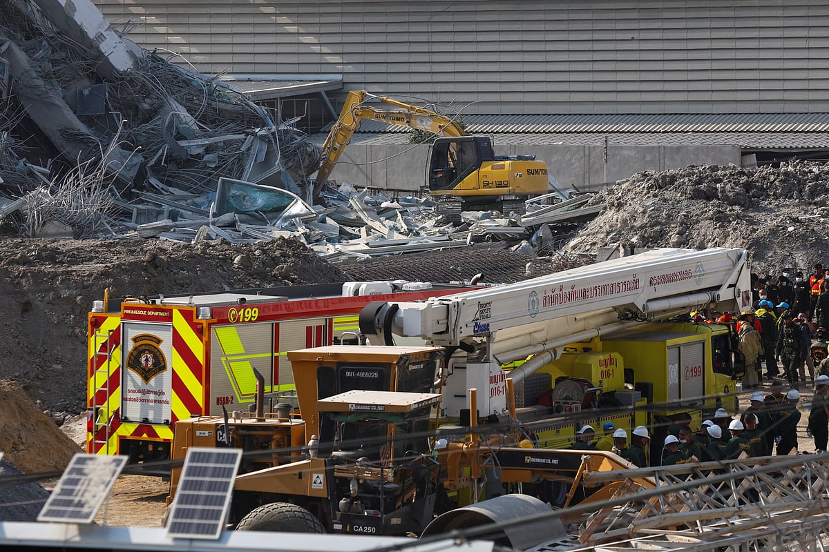 মিয়ানমারে ভূমিকম্পে বিধ্বস্ত একটি ভবনে উদ্ধারকাজ চালাচ্ছেন উদ্ধারকর্মীরা
