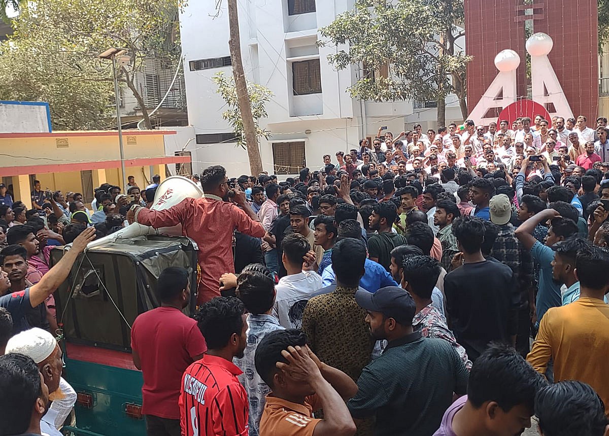 মিরসরাইয়ে ১৪৪ ধারা ভেঙে শহীদ মিনারে জড়ো হন বিএনপির একাংশের নেতা–কর্মীরা। ২৬ মার্চ দুপুর ১২টায়