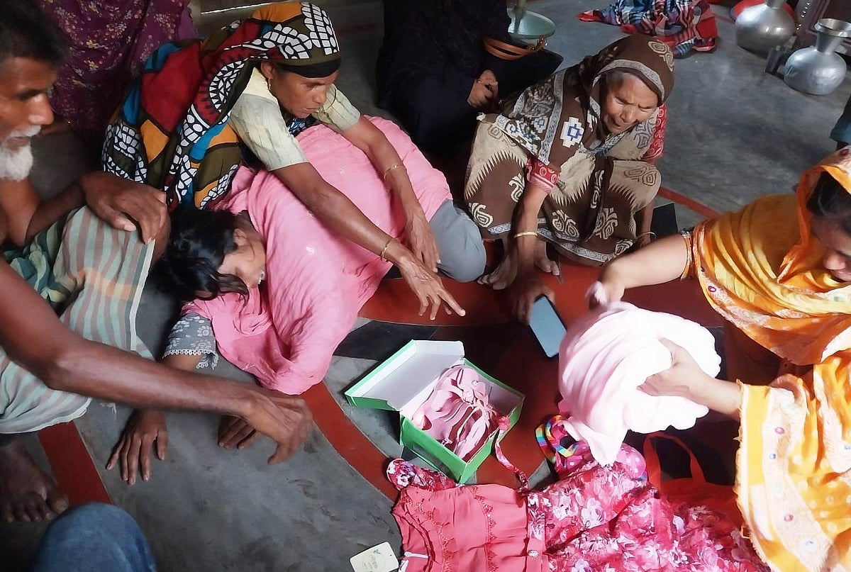 মেয়ের ঈদের পোশাক বের করে কান্নায় ভেঙে পড়েছেন মা। শুক্রবার বিকেলে ঢাকার দোহারের সুতারপাড়া ইউনিয়নের ঘাড়মৌড়া গ্রামে