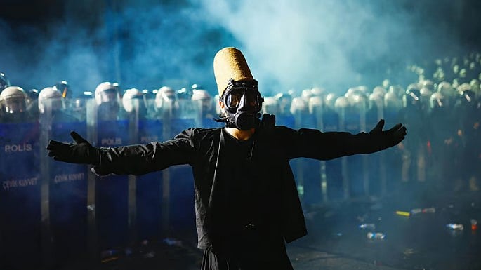 এরদোয়ানবিরোধী বিক্ষোভে আইনশৃঙ্খলাবাহিনীর সামনে এক বিক্ষোভকারী