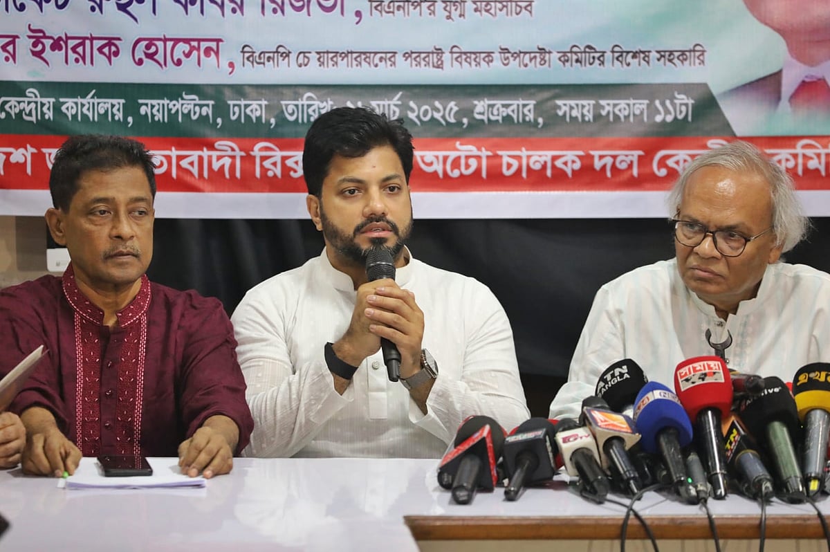 আজ শুক্রবার দুপুরে রাজধানীর নয়াপল্টনে বিএনপির কেন্দ্রীয় কার্যালয়ে আয়োজিত এক অনুষ্ঠানে ইশরাক হোসেন বক্তব্য দেন। সেখানে তিনি মেয়র পদ ঘোষণা ঘিরে নানা মহলের সমালোচনার জবাব দিয়েছেন