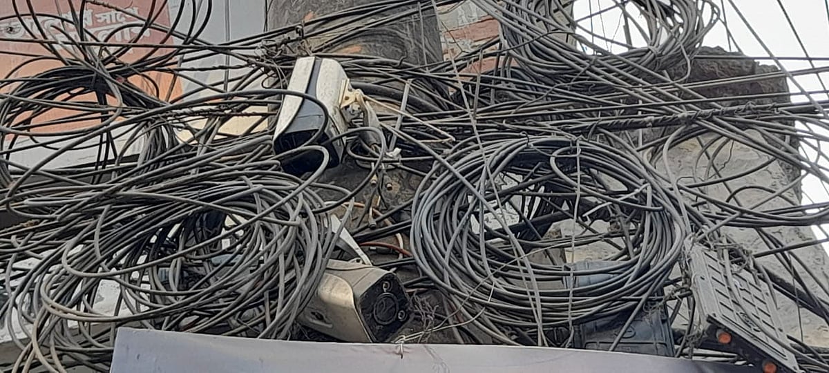 অকেজো হয়ে পড়া দুটি ক্যামেরা। শহরের টাউন হল মোড়ে