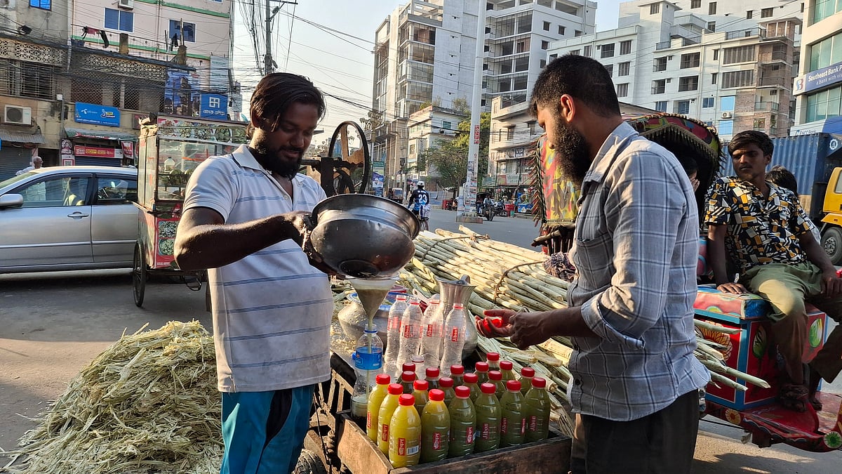 মাঝারি তাপপ্রবাহ বইতে শুরু করায় বেড়েছে আখের রসের মতো পানীয়র চাহিদা। আজ শুক্রবার বিকেলে রাজশাহী নগরের আলুপট্টি মোড়ে