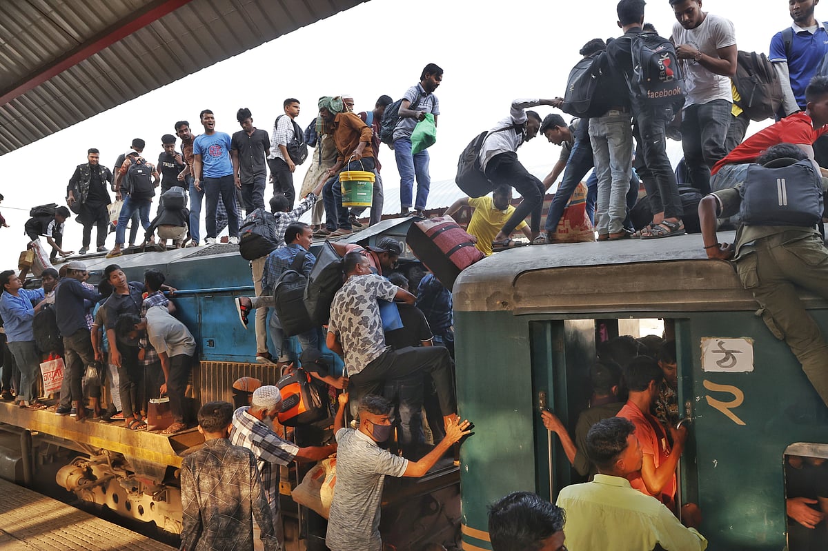 প্রিয়জনের সঙ্গে ঈদ করতে বাড়ির পথ ধরতে ট্রেনে চড়ছেন নগরবাসী। টঙ্গী রেলওয়ে স্টেশন, গাজীপুর, ২৮ মার্চ