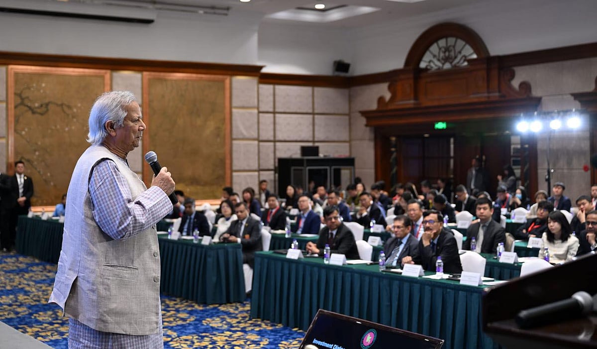 প্রধান উপদেষ্টা অধ্যাপক মুহাম্মদ ইউনূস আজ শুক্রবার বেইজিংয়ের ‘দ্য প্রেসিডেনশিয়াল’-এ চীনা ব্যবসায়ী নেতাদের সঙ্গে বিনিয়োগ সংলাপে বক্তৃতা করেন