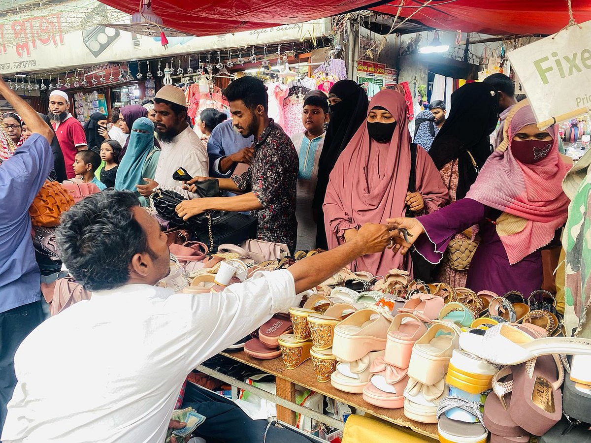 নারায়ণগঞ্জ নগরের বিবি রোডের ফুটপাতে ঈদে কেনাকাটা করতে ভিড় করছেন ক্রেতারা। শুক্রবার দুপুরে