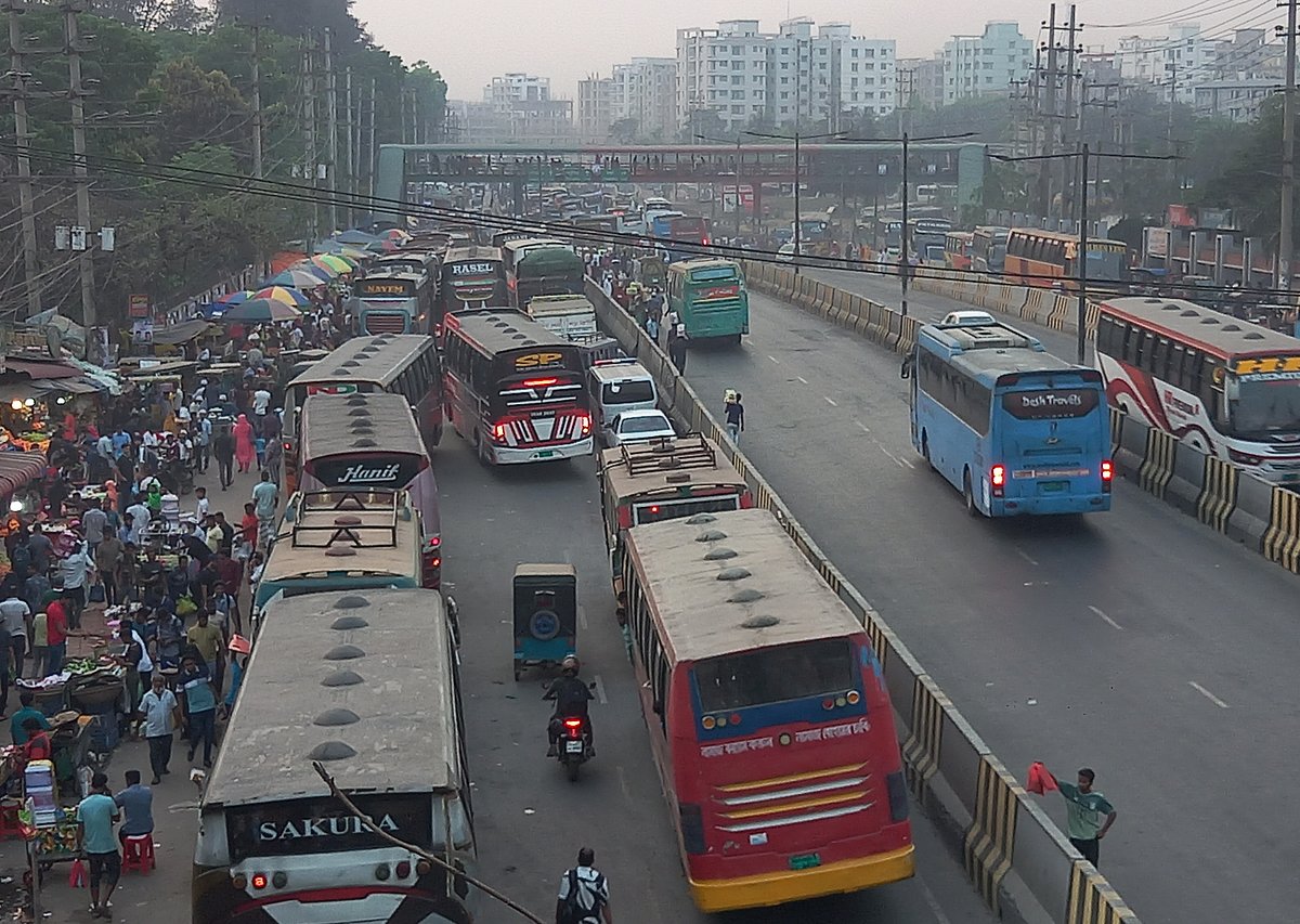 নবীনগরে দূরপাল্লার বাস টার্মিনাল সংলগ্ন ঢাকা-আরিচা মহাসড়কের সার্ভিস লেনে যাত্রী পরিবহন বাসগুলো সারিবদ্ধভাবে এবং কয়েকটি বাসকে সড়ক আটকে যাত্রীর জন্য অপেক্ষা করতে দেখা যায়। আজ শুক্রবার সন্ধ্যা ছয়টার দিকে