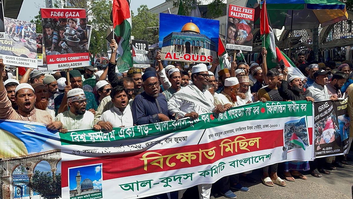ফিলিস্তিন স্বাধীন করার দাবিতে আজ শুক্রবার বায়তুল মোকাররমের সামনে আল–কুদস কমিটি বাংলাদেশ বিক্ষোভ মিছিল করেছে
