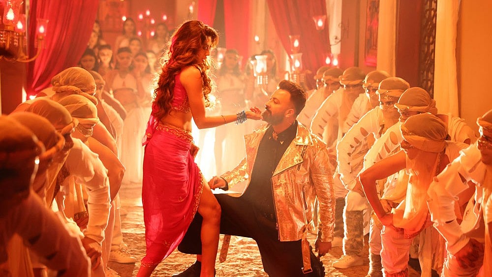 ‘চাঁদ মামা’ গানের দৃশ্যে শাকিব খানের সঙ্গে নুসরাত জাহান