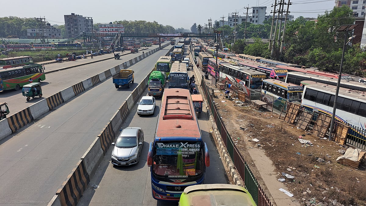 সকাল থেকে যাত্রী ও যানবাহনের চাপ বেড়েছে কয়েক গুণ। আজ শুক্রবার
