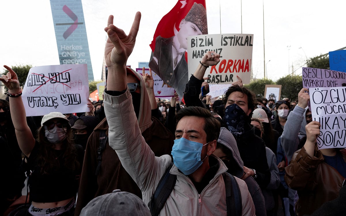 ইস্তাম্বুলের মেয়র একরেম ইমামোগলুকে গ্রেপ্তারের প্রতিবাদে বিক্ষোভ। তুরস্কের ইস্তাম্বুলে, ২৬ মার্চ ২০২৫