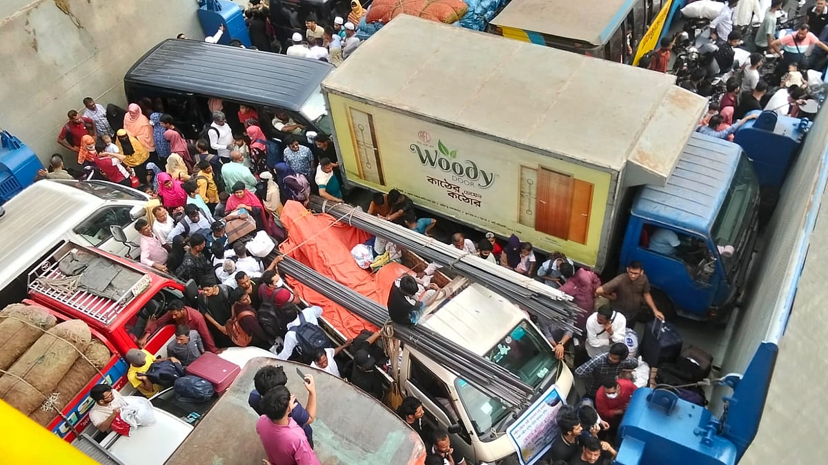 সন্দ্বীপের উদ্দেশে ছেড়ে যাচ্ছে ফেরি। আজ সকালে বাঁশবাড়িয়া ঘাটে
