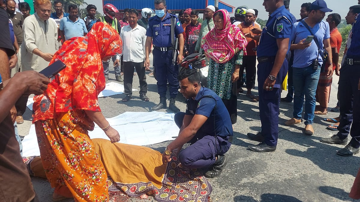 ট্রাকচাপায় মোটরসাইকেলের দুই আরোহী মা–ছেলে নিহত হয়েছেন। আজ শুক্রবার সকাল সাড়ে নয়টায় কুষ্টিয়া শহরের ত্রিমোহনী বাইপাস এলাকায়