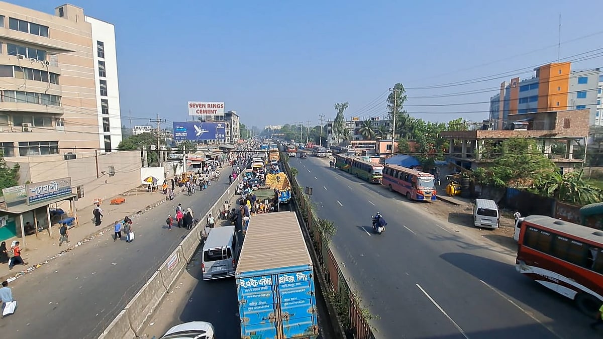 ঢাকা-টাঙ্গাইল মহাসড়কের গাজীপুরের কালিয়াকৈর উপজেলার চন্দ্রা ত্রিমোড় এলাকা। আজ শনিবার সকাল