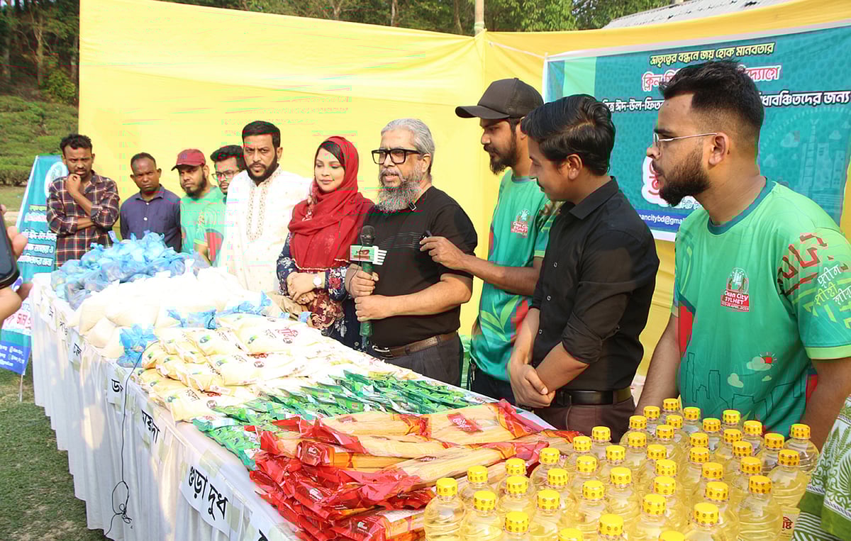 সিলেটের দলাদলি চা-বাগানে ৬০টি চা-শ্রমিক পরিবার ৪ টাকার বিনিময়ে হাজার টাকার পণ্য কিনে নেন। ক্লিন সিটি সিলেটের উদ্যোগে এমন ব্যতিক্রমী আয়োজন করা হয়। গত শুক্রবার বিকেলে