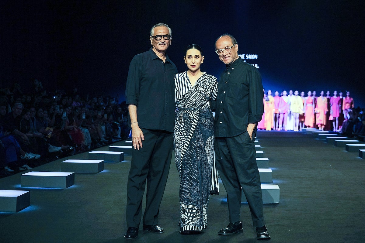 ল্যাকমের মঞ্চে কারিশমা কাপুর