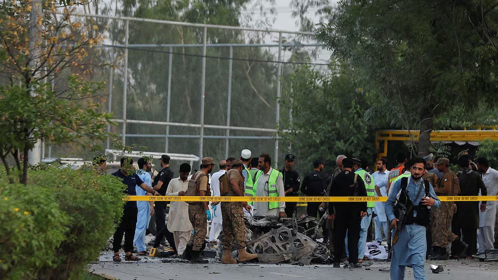 একটি সন্ত্রাসী হামলার পর ঘটনাস্থলে নিরাপত্তা বাহিনীর সদস্যরা। পাকিস্তানের খাইবার পাখতুনখাওয়া প্রদেশের রাজধানী পেশোয়ারে