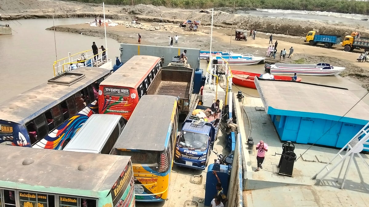 যাত্রী ও যানবাহন তোলার পরও ছাড়া সম্ভব হয়নি ফেরি কপোতাক্ষ।  আজ সকাল ১০টায় সন্দ্বীপের গুপ্তছড়া ঘাটে