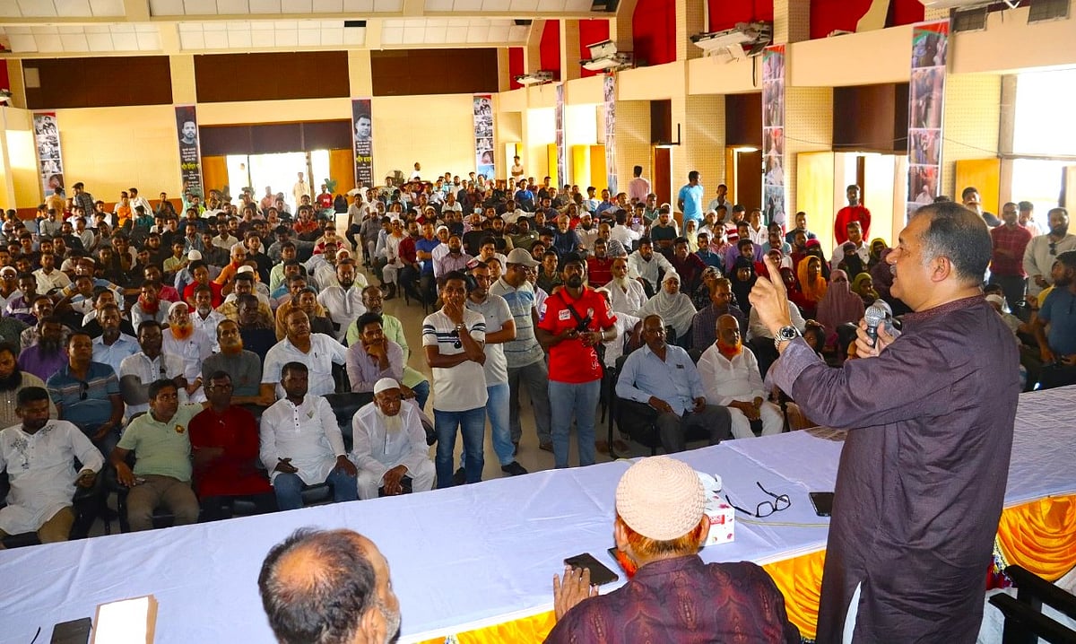 গৌরনদীতে স্বাধীনতা দিবস উপলক্ষে আয়োজিত আলোচনা সভায় প্রধান অতিথির বক্তব্য দেন বিএনপির চেয়ারপারসনের উপদেষ্টা ও বরিশাল-১ আসনের সাবেক সংসদ সদস্য জহির উদ্দিন স্বপন। আজ শনিবার দুপুরে