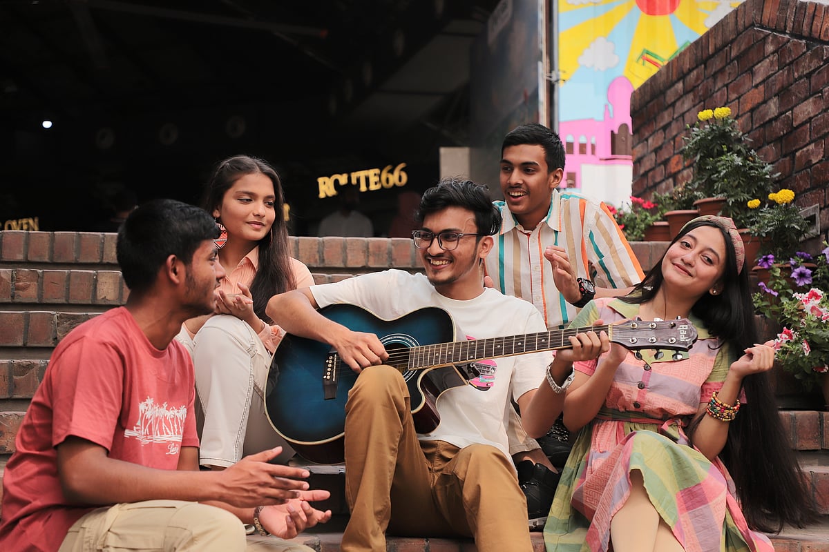 কোথায় কী ট্রেন্ড চলছে ইন্টারনেটের কল্যাণে সবই আজকাল কিশোর–কিশোরীদের নখদর্পণে। মডেল: তানজিম, নাফিসা, রাকিবুল, মাহমুদ ও ইতু, পোশাক: বিটু, কিউরিয়াস ও দেশাল