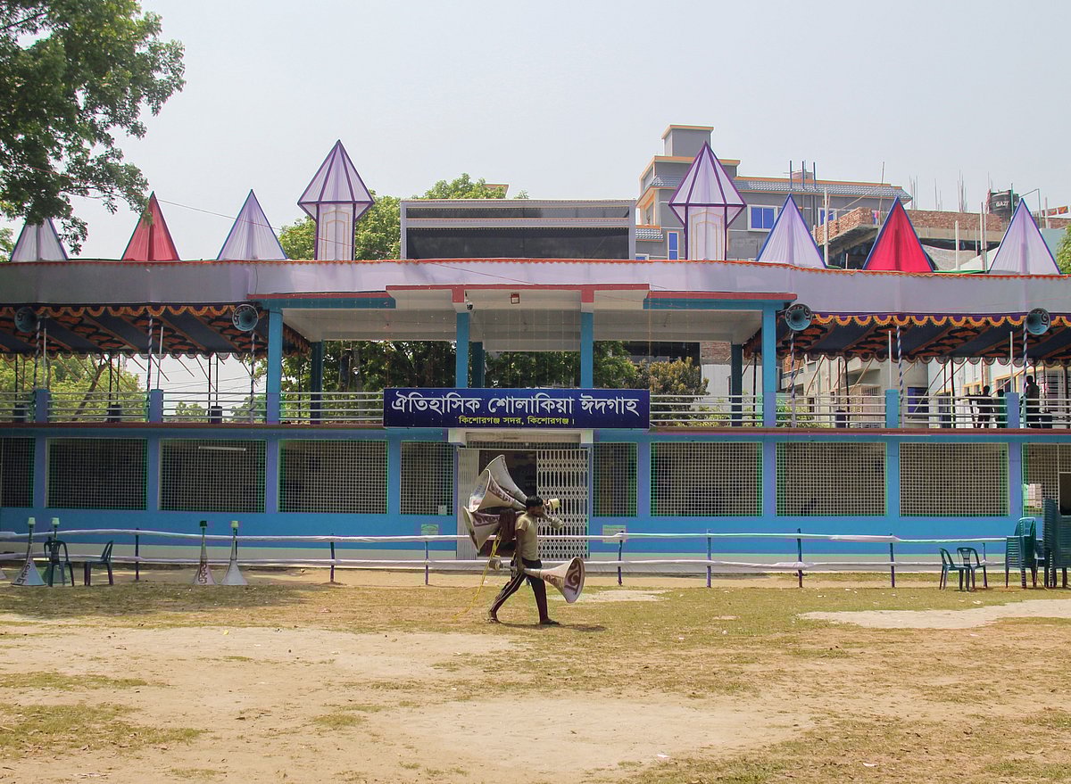 বরাবরের মতো এবারো ঈদুল ফিতরের সবচেয়ে বড় জামাতের জন্য প্রস্তুত করা হচ্ছে কিশোরগঞ্জের ঐতিহ্যবাহী শোলাকিয়া ঈদগাহ ময়দান। শনিবার বিকেলের ছবি