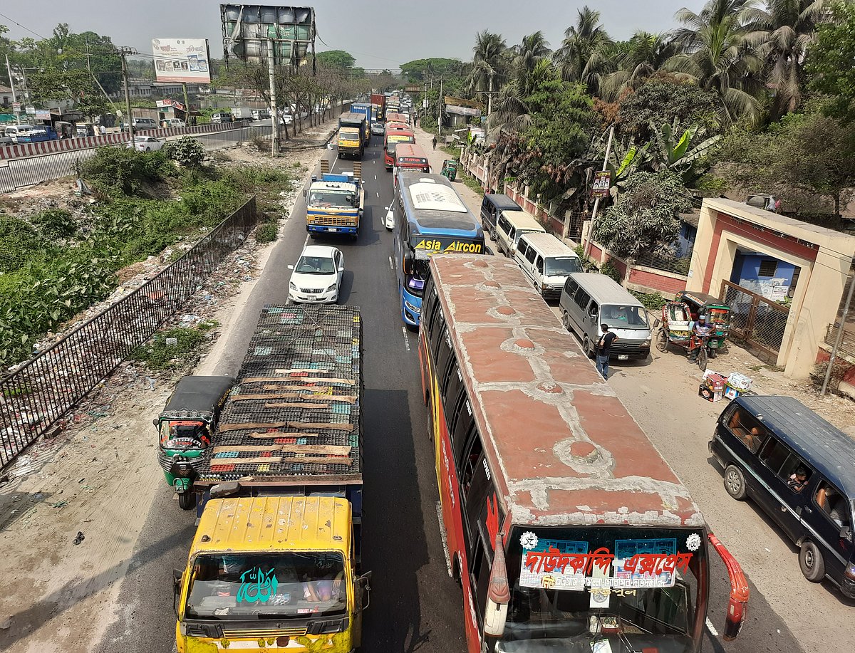 ঢাকা–চট্টগ্রাম মহাসড়কে যানজট না থাকলেও ধীরগতিতে চলছে গাড়ি। আজ শনিবার সকালে