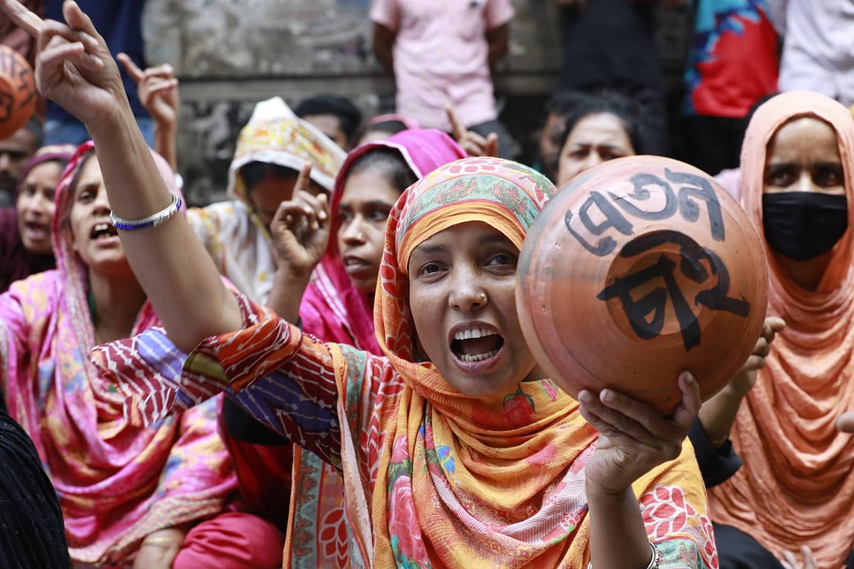 শ্রম ভবনের সামনে বকেয়া বেতনের দাবিতে শ্রমিকদের অবস্থান। আজ শনিবার দুপুরে