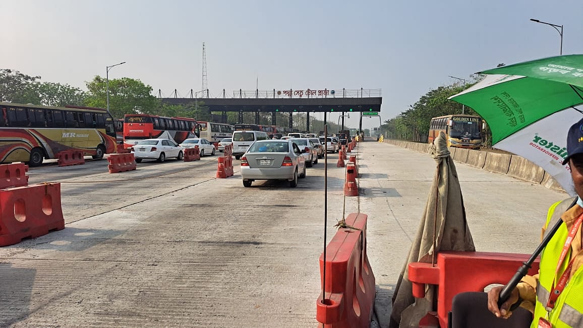 পদ্মা সেতু এলাকায় ঈদে ঘরমুখী মানুষ ও যানবাহনের চাপ দুই দিন ধরে অব্যাহত আছে। আজ শনিবার সকাল