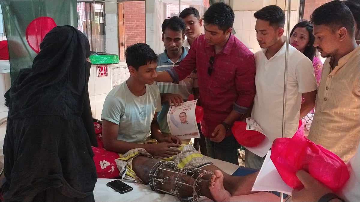 জুলাই গণ-অভ্যুত্থানে আহত ব্যক্তিদের সঙ্গে কুশল বিনিময় করেন ছাত্রদল নেতারা