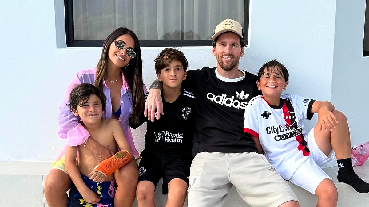 তিন পুত্র ও স্ত্রীর সঙ্গে মেসি