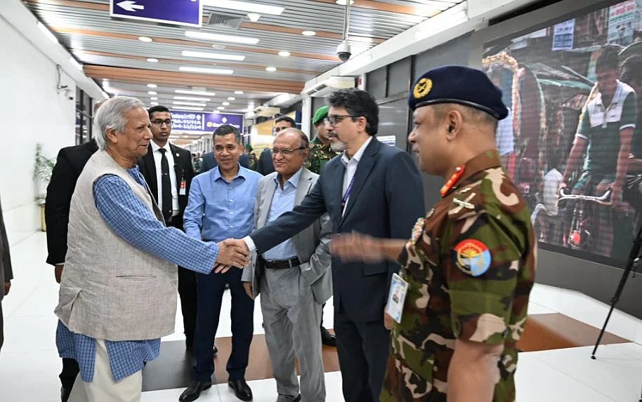 প্রধান উপদেষ্টা অধ্যাপক মুহাম্মদ ইউনূস দেশে ফিরলে হজরত শাহজালাল আন্তর্জাতিক বিমানবন্দেরে তাঁকে বেসামরিক ও সামরিক ঊর্ধ্বতন কর্মকর্তারা স্বাগত জানান