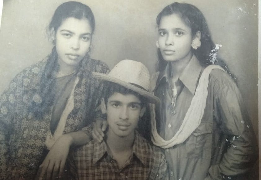 কোনো এক ঈদে ভাই–বোন মিলে স্টুডিওতে গিয়ে তোলা ছবি